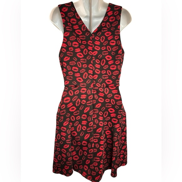 Marilyn Monroe Valentine’s Red/black dress lip design, size M, EUC - Picture 3 of 4